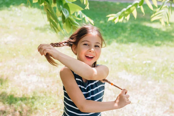 Niña niño con coletas divertirse al aire libre en el día de verano — Foto de Stock