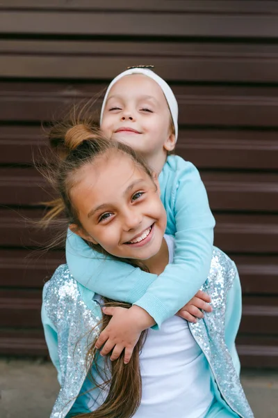 Dos niñas pequeñas abrazándose con amor al aire libre — Foto de Stock