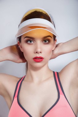 Pembe t-shit ve beyaz arka plan üzerinde net vizör kapağı kırmızı dudakları ile Moda kadın