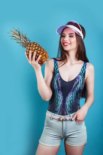 Fashion nyári portré gyönyörű nő v. rózsaszín napellenző és ananász mint a kék háttér — Stock Fotó