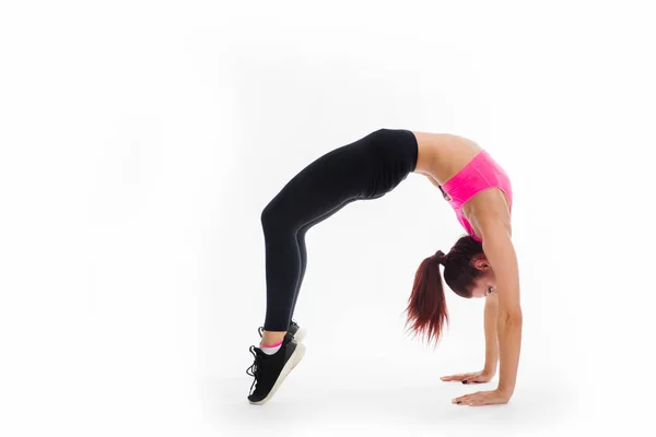 Jeune femme attrayante yogi pratiquant le concept de yoga, faire de l'exercice de pont — Photo