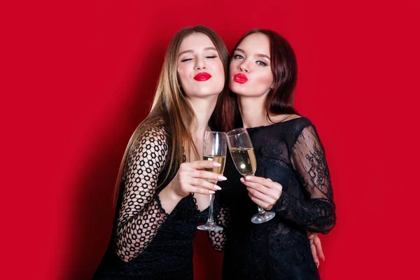 Bonitas amigas morenas divirtiéndose bebiendo cócteles. Cantar y bailar en la fiesta . — Foto de Stock