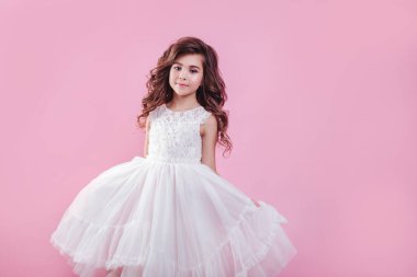 pembe arka plan üzerinde beyaz elbise güzel küçük kız portresi
