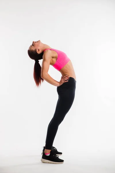 Portrait de jeune femme en forme et sportive faisant des étirements — Photo