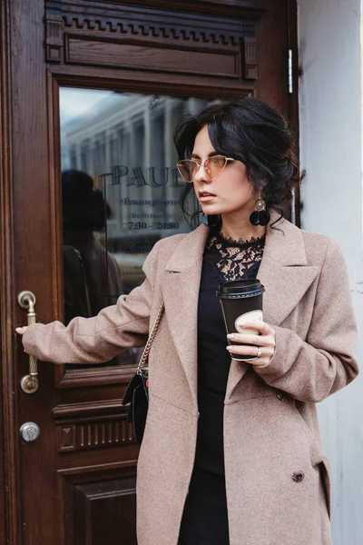 Dość młoda kobieta na ulicy z telefonu komórkowego i kawa miasta — Zdjęcie stockowe