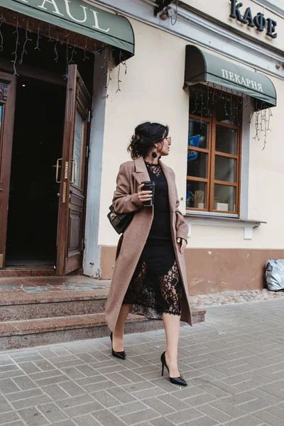 Portret udanej businesswoman trzymając filiżankę kawy w ręku na drodze do pracy — Zdjęcie stockowe