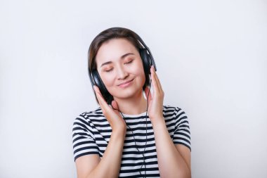 siyah kulaklık ile müzik dinlegenç asyalı kadın