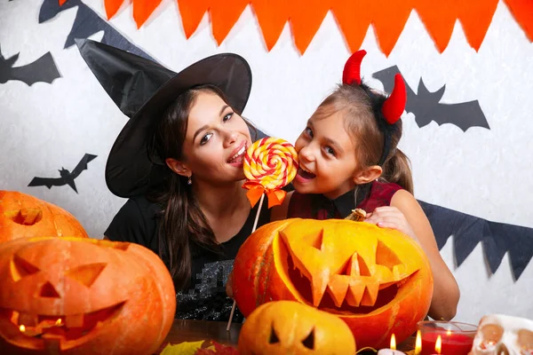 Matka a dcera se baví doma. Šťastná rodina se chystá na Halloween. — Stock fotografie