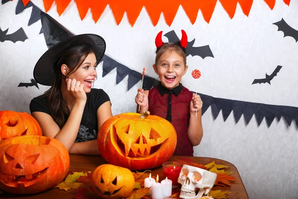 Mutter und Tochter amüsieren sich zu Hause. glückliche Familie bereitet sich auf Halloween vor. — Stockfoto