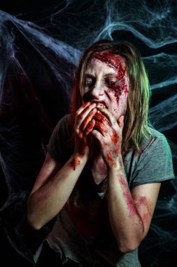Yaralı korkunç zombi kadın portresi. Dehşet. Cadılar Bayramı makyajı ve kostümü