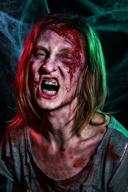 Korkunç zombi. Cadılar Bayramı makyajı ve kostümü