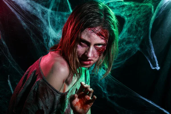 Zombie no-muerto aterrador. Maquillaje y disfraz de Halloween — Foto de Stock