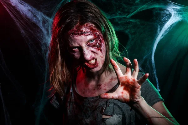 Děsivá nemrtvá zombie. Halloween make-up a kostým — Stock fotografie