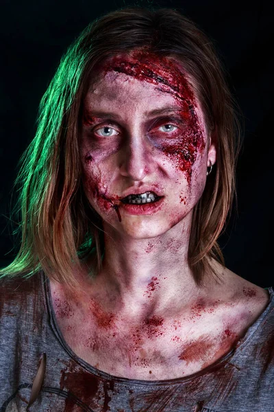 Yakın çekim yaralar olan korkunç zombi kadın portresi. Korku. Cadılar Bayramı poster. Bağıran kadın zombi — Stok fotoğraf