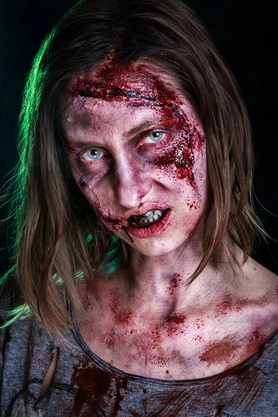 Närbild porträtt av hemsk zombie kvinna med sår. Fasa. Halloween affisch. Skrikande kvinnliga zombie — Stockfoto