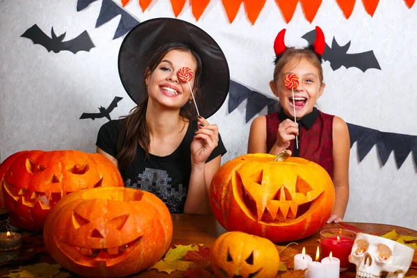 Moeder en dochter hebben plezier thuis. gelukkig familie voorbereiding voor Halloween. — Stockfoto