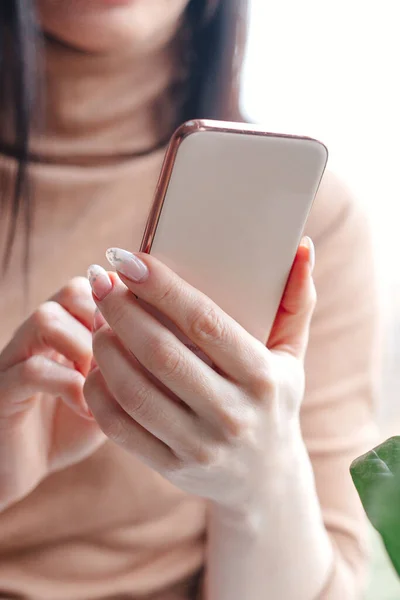 Close Zakenvrouw Handen Houden Smartphone Voor Het Controleren Van Het — Stockfoto