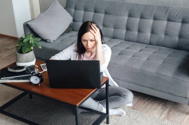 İşteki genç bayan girişimcinin birden fazla görevi