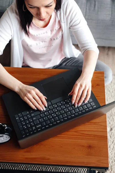 Mano Cerca Una Joven Que Trabaja Trabajo Remoto — Foto de Stock