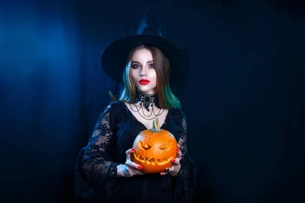 Fijne Halloween Sexy Heks Houden Gesneden Pompoen Zwarte Achtergrond — Stockfoto