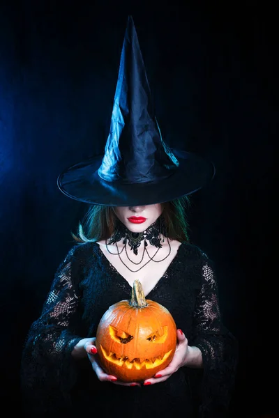 Halloween Sexig Häxa Med Röda Läppar Håller Magiska Pumpa Svart — Stockfoto