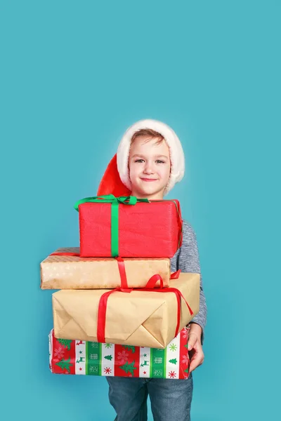 Retrato de un niño satisfecho con regalos de Navidad —  Fotos de Stock