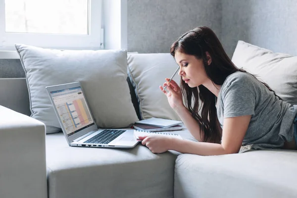 Mladá studentka něco píše na notebook. E-learning a práce na dálku. — Stock fotografie