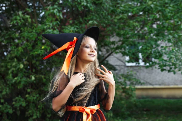 Niña con traje de bruja al aire libre. Feliz Halloween — Foto de Stock