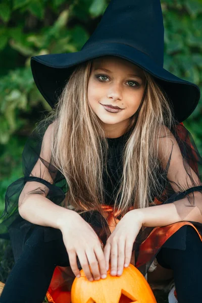 Rappresentazione ravvicinata di bambina in costume strega Halloween all'aperto — Foto Stock
