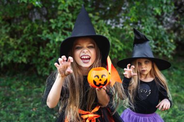 Küçük çocuklar şeker mi şaka mı oynuyorlar. Mutlu Cadılar Bayramı