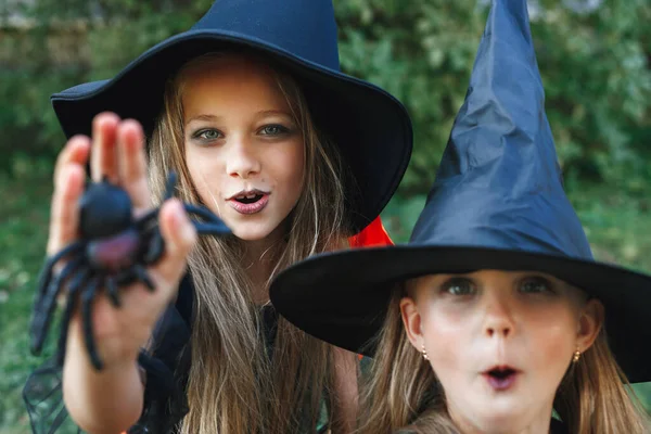 Niñas felices riendo y haciendo caras aterradoras durante la celebración de Halloween — Foto de Stock