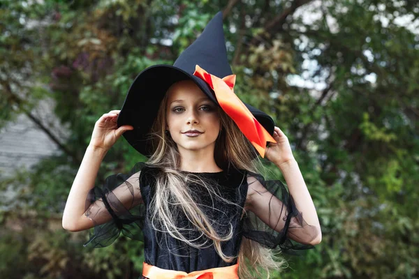 Menina em traje de bruxa ao ar livre. Feliz Dia das Bruxas — Fotografia de Stock
