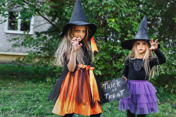 Kleine Kinder tricksen oder behandeln. Frohes Halloween — Stockfoto