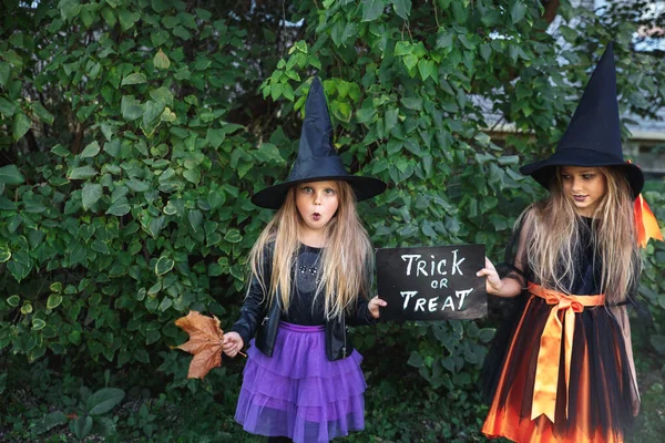 Halloween bambine in costume da strega fuori per dolcetto o scherzetto — Foto Stock