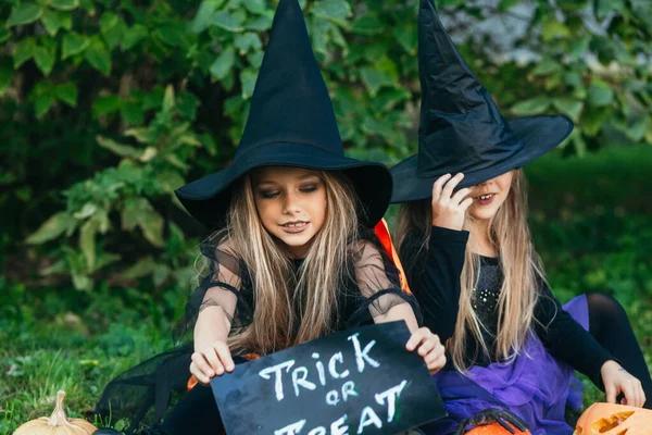 Kleine kinderen bedriegen of trakteren. Twee kleine heksen. — Stockfoto