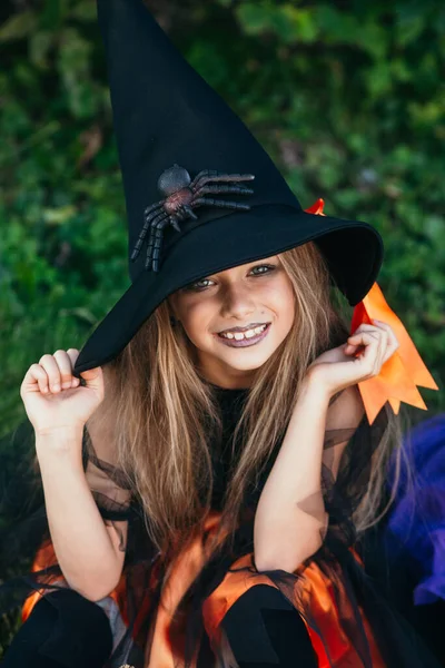 Retrato de menina em bruxa traje de Halloween ao ar livre — Fotografia de Stock