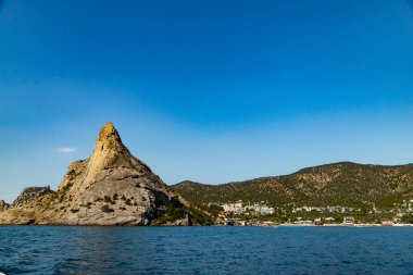 Kırım Körfezi 'nde. Yeni dünya. Güneşli bir günde kayalar