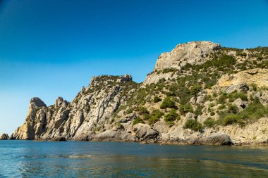 Kırım Körfezi 'nde. Yeni dünya. Güneşli bir günde kayalar