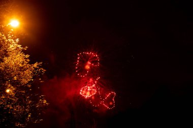 Gece gökyüzünde havai fişek patlamaları