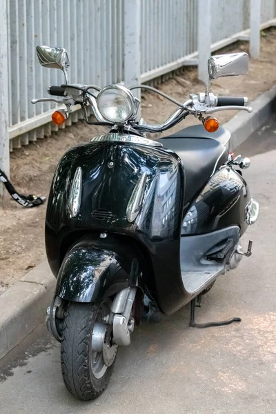 Schwarzes Moped Auf Dem Parkplatz Nahaufnahme — Stockfoto