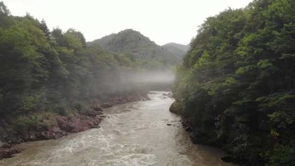 Voando Sobre Rio Montanha Com Nevoeiro — Vídeo de Stock