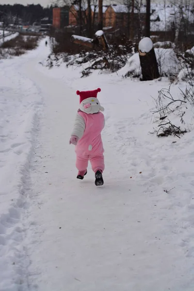 Dziewczyna Chodzi Zimowym Lesie Cieszy Się Śniegiem — Zdjęcie stockowe