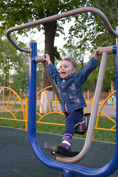 Les Enfants Jouent Sur Aire Jeux — Photo