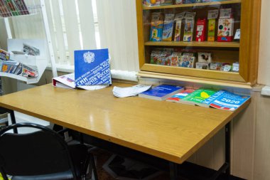 Rus Posta Ofisi 'ndeki çeşitli basılı yayınlara üyelik katalogları.