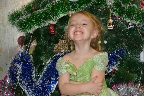 Uma Menina Belo Vestido Perto Árvore Natal Nas Férias Ano — Fotografia de Stock