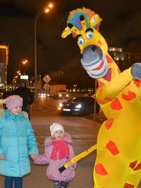 Mädchen Und Ein Animator Giraffenkostüm Eine Comicfigur Auf Der Straße — Stockfoto