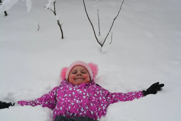 Zimą Dziewczyna Leży Śniegu Szczęśliwa Zadowolona — Zdjęcie stockowe