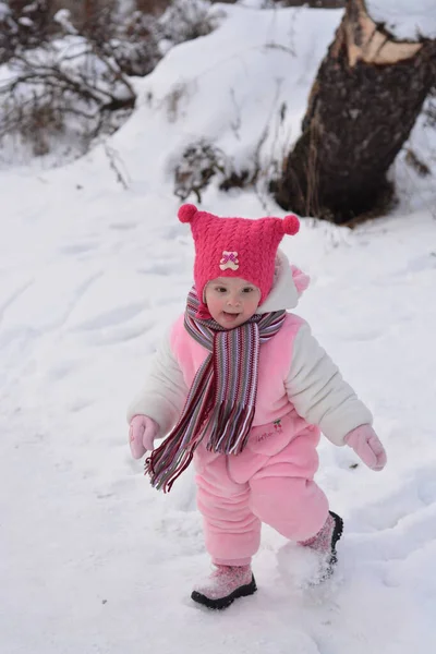 Una Chica Camina Por Bosque Cubierto Nieve Invierno —  Fotos de Stock