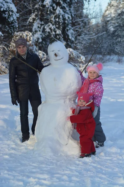 Winter Bastelten Kinder Einen Schneemann Wald — Stockfoto