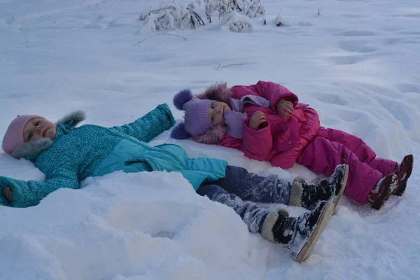 Vintern Ligger Flickorna Snön Glada Och Nöjda — Stockfoto